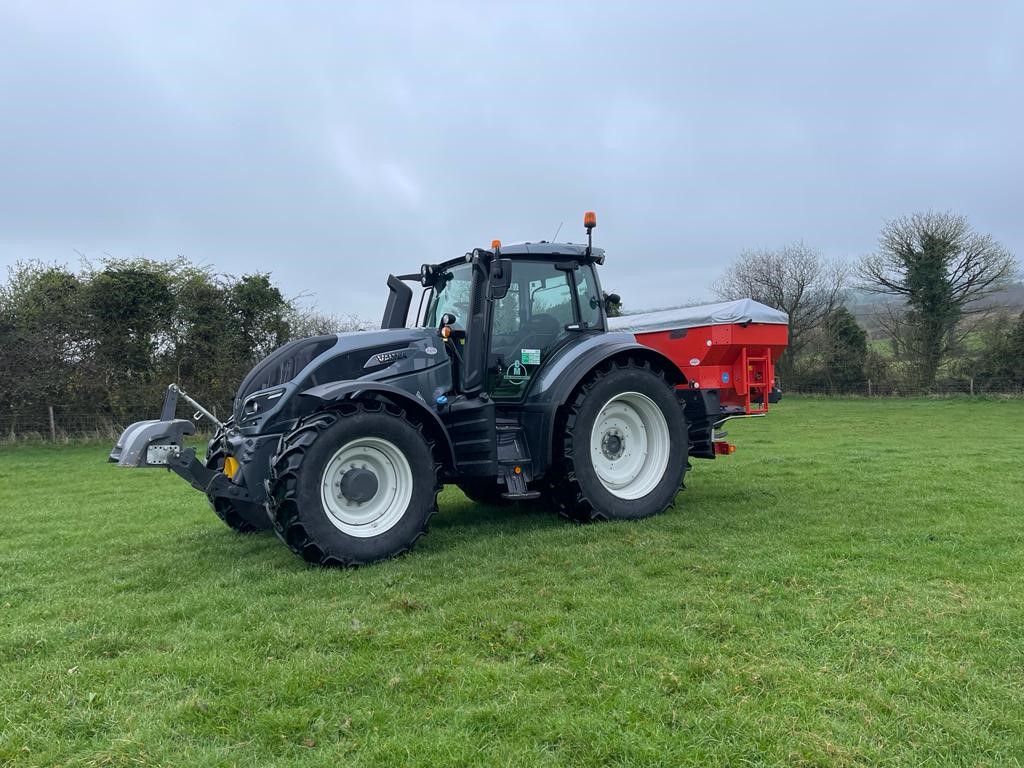 Contractor with a GPS fertiliser spreader