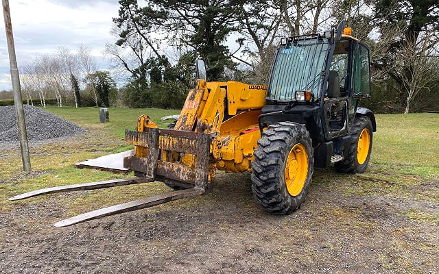 2003 JCB 530 70 Teleporter, 1749 hours shown on clock. The door glass missing which is easy to replace . Ideal for bale handling