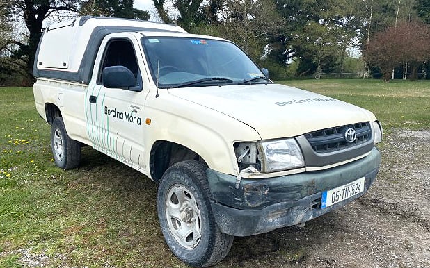 2005 Toyota Hilux D-4d 2.5 Std 4x4 - 2494cc. Manual diesel 127,000km. Some attention needed to the front RH wing.