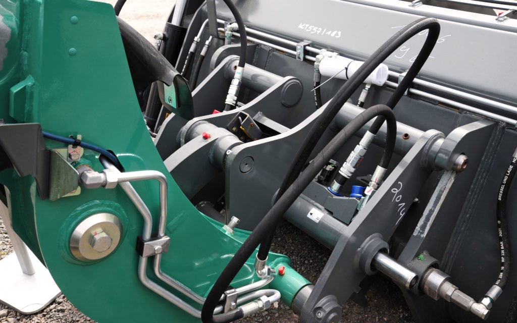 The new attachment system does away with constant changing of hoses when switching buckets or implements