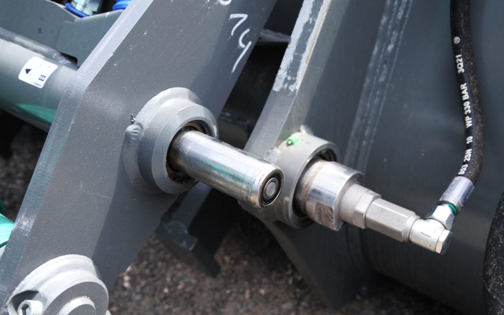 The hollow locking pin is hydraulically inserted into the receptor coupling