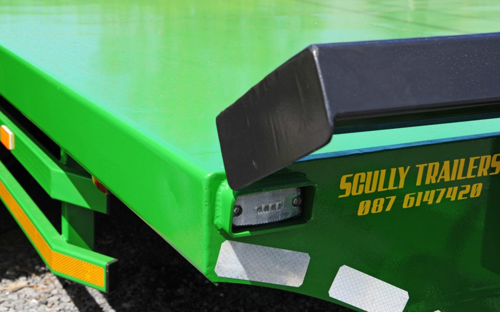 The folded deck edge gives the trailer a modern look. Rope hooks are located behind it