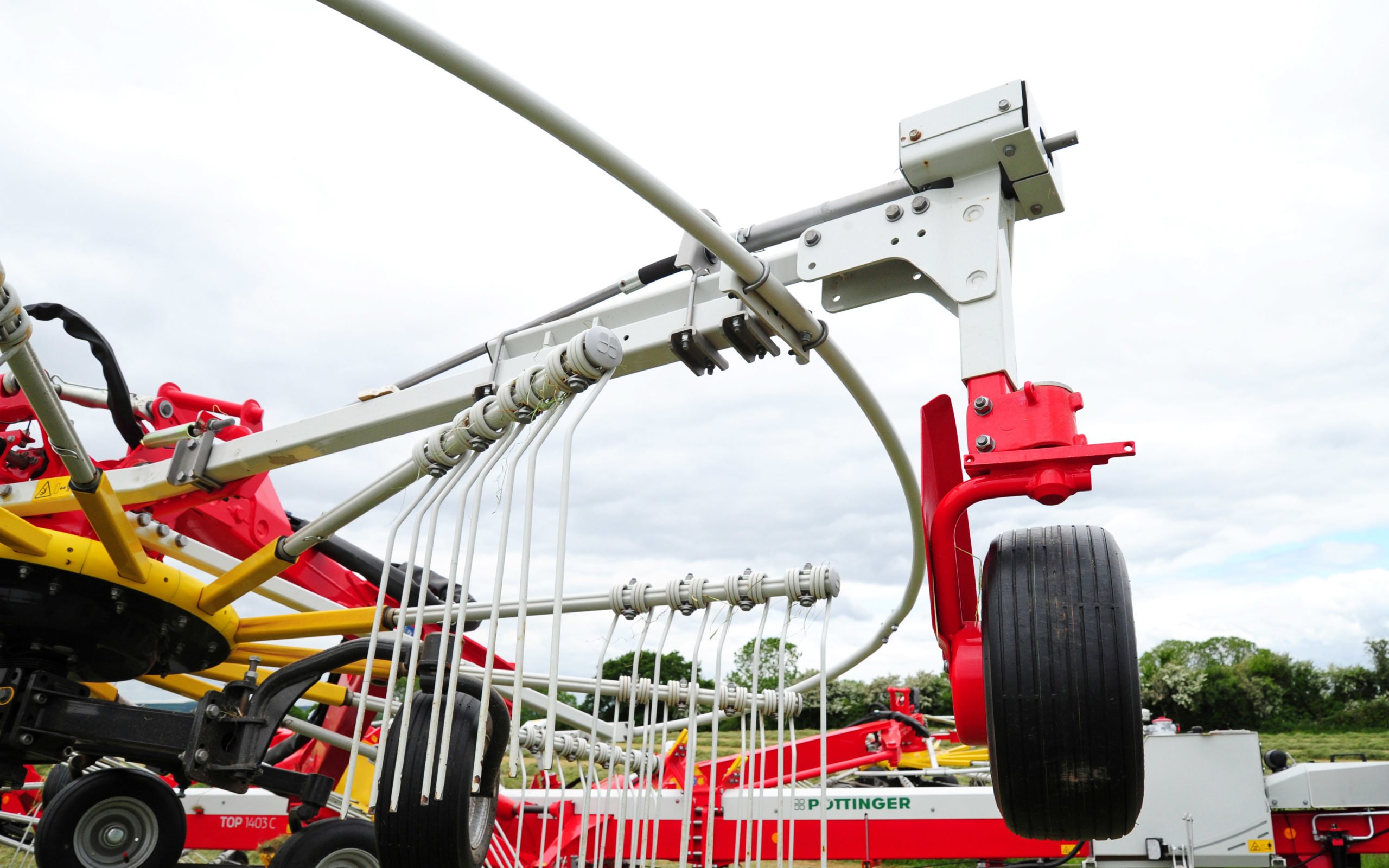 Multitast jockey wheel maintains rotor height at preset level