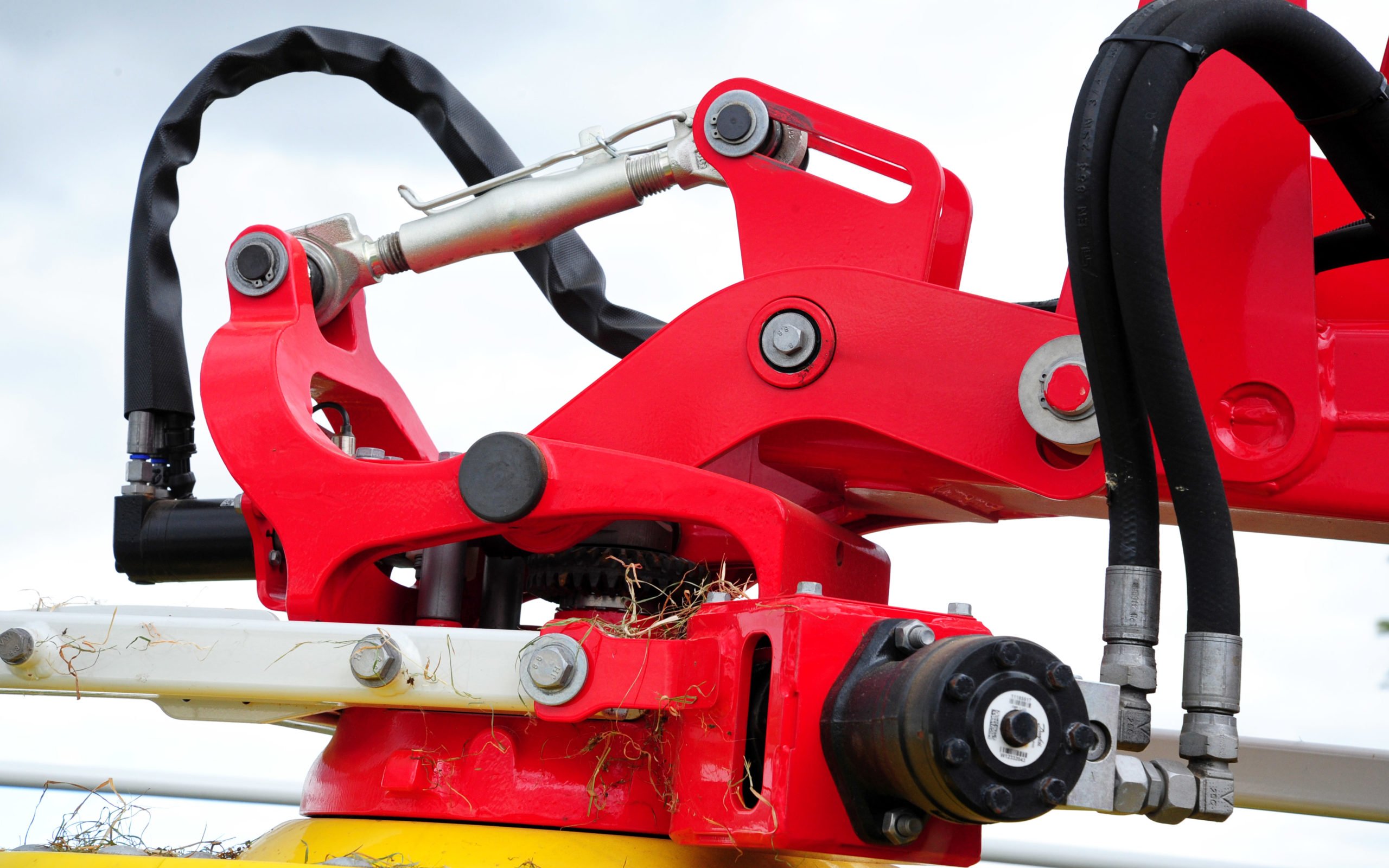 Hydraulic motors mounted on the rotor head drive the front tines