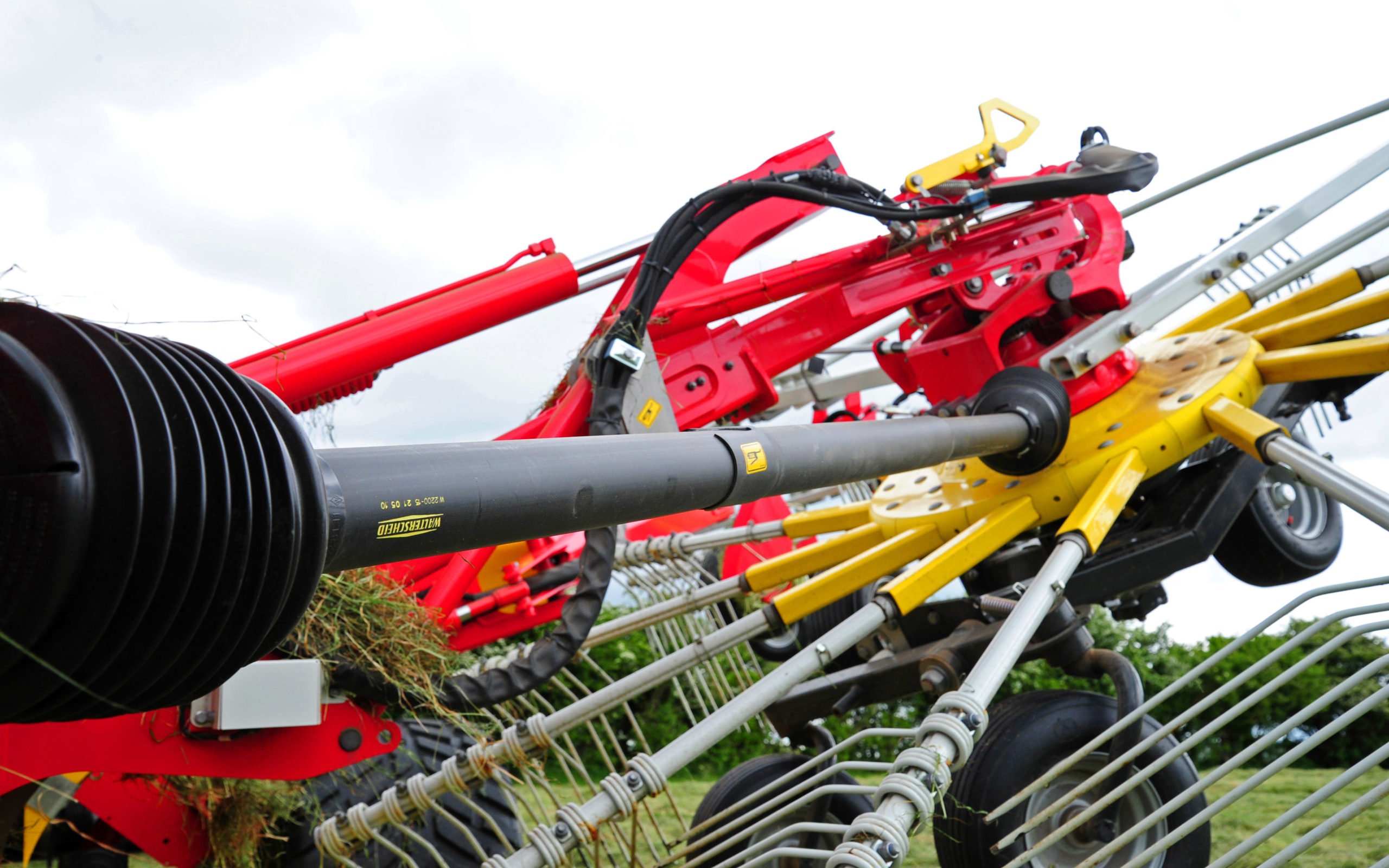 The rear rotors are of the telescopic type and are driven by shaft rather than oil