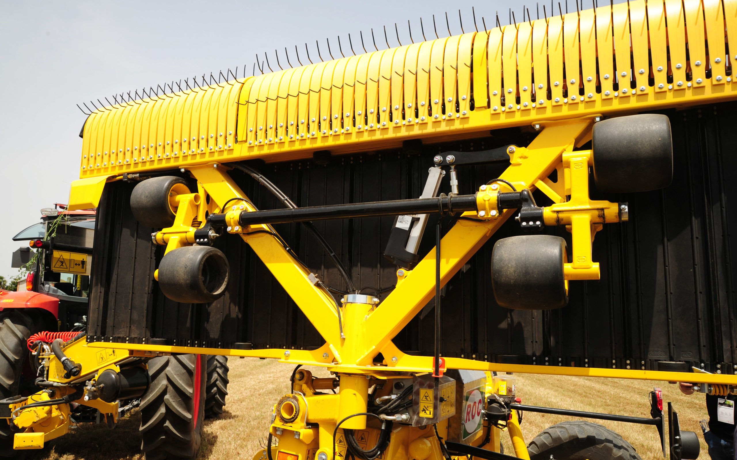 Fully floating guide wheels help the pick up reals follow the ground contours