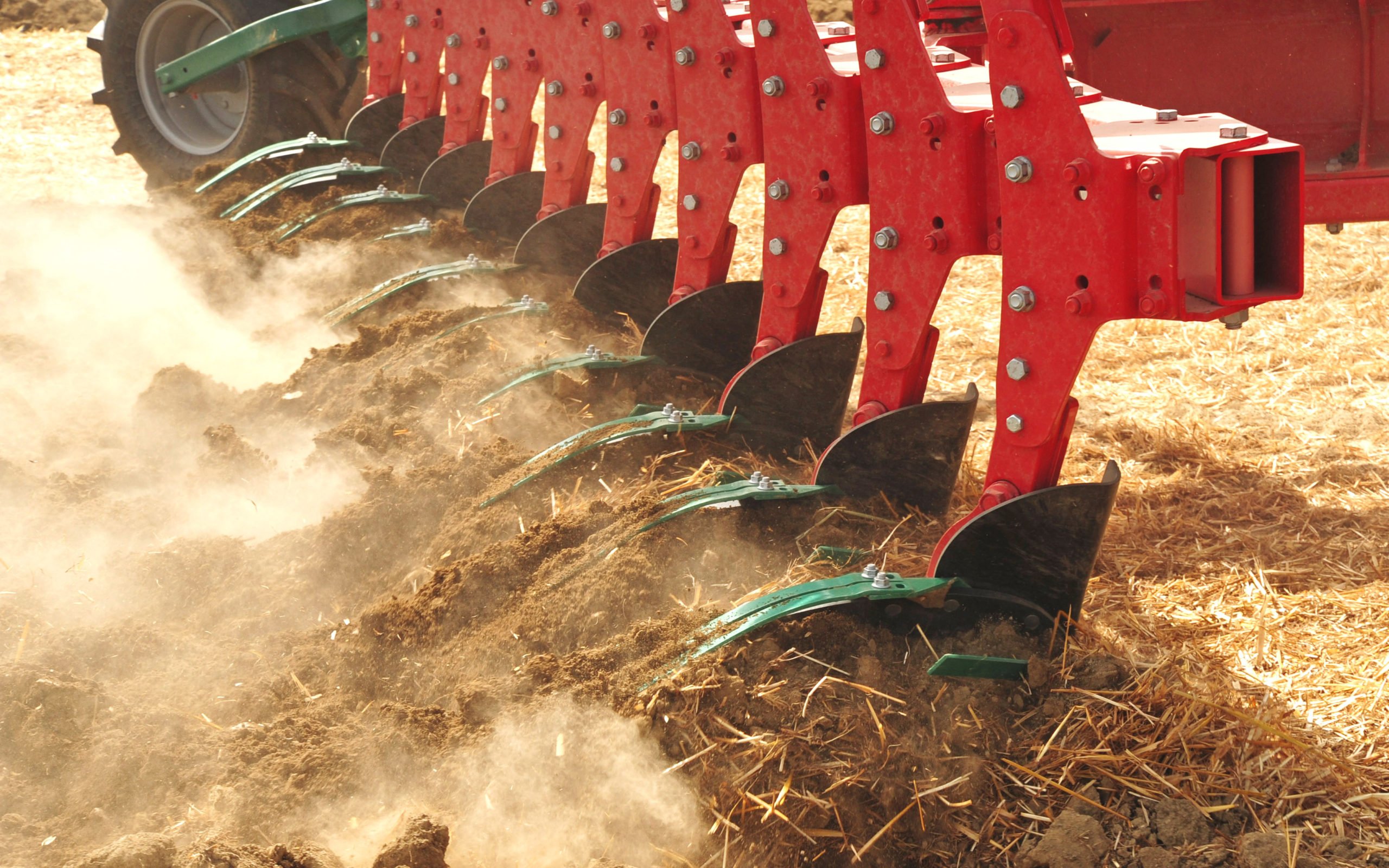 Deflectors mounted above the plough body help bury surface trash during shallow ploughing