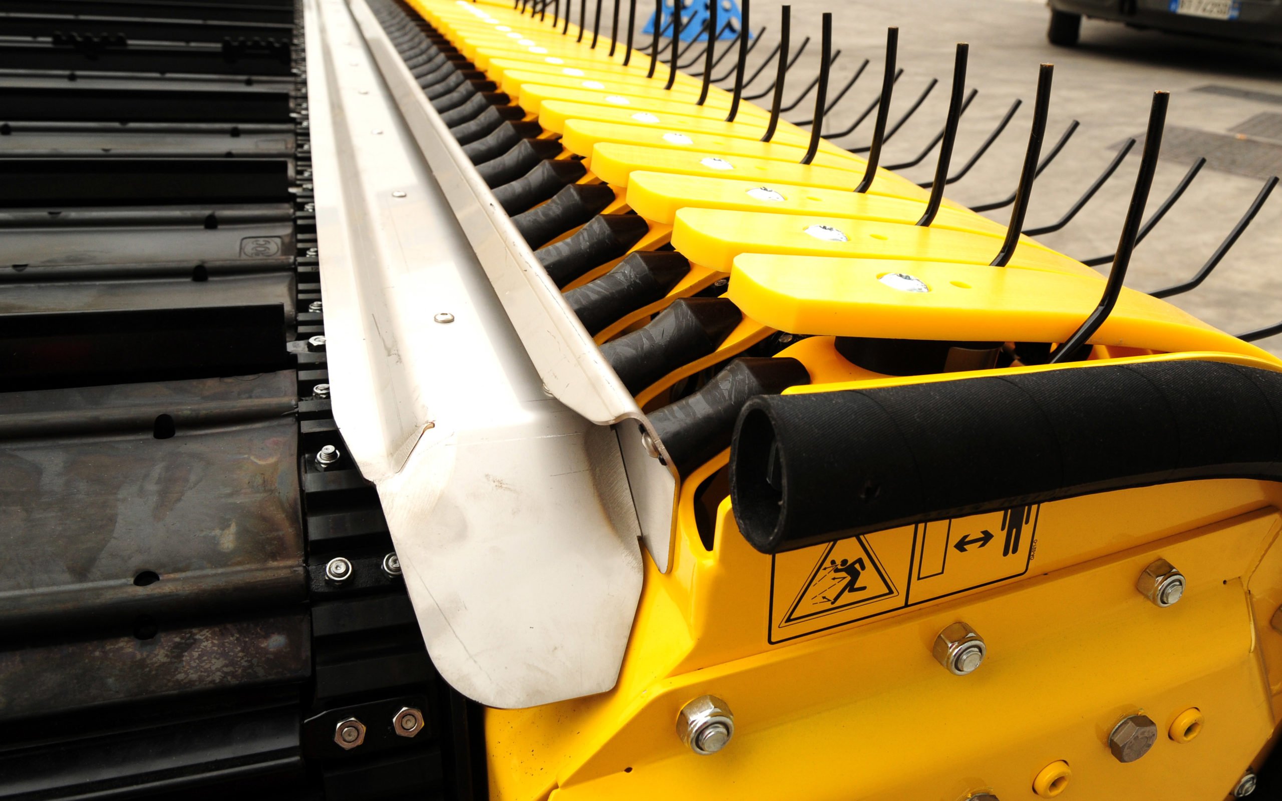 Plastic guides reduce noise and damage