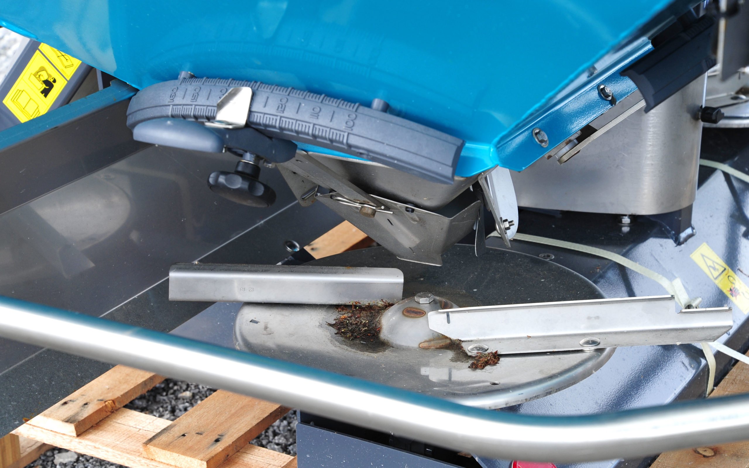 The rate is controlled in the normal way on standard manual machines