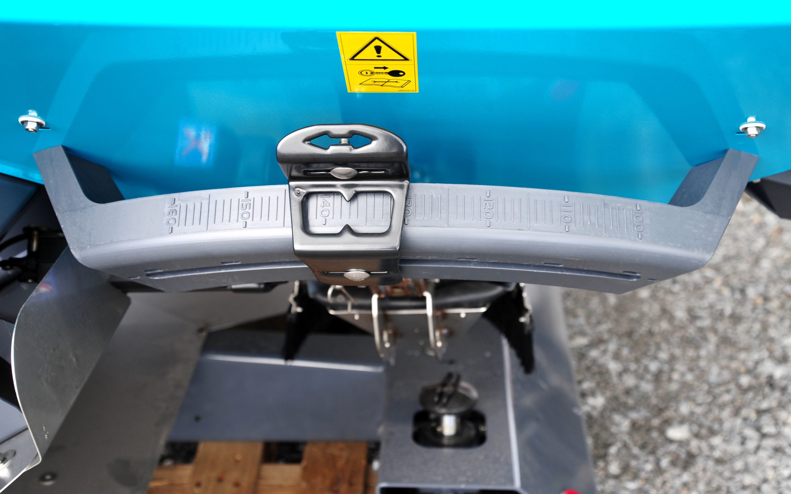 Setting the drop point is done by a quadrant on the side of the hopper