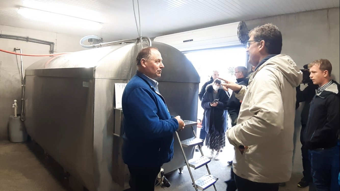 Dinny Galvin explaining the technology in his dairy parlour to Minister Eamon Ryan