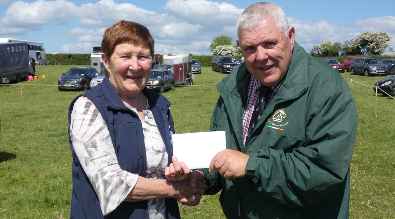 Pat McCarthy from Horse Sport Ireland presenting Eleanor Fleming, Charleville Show chair with sponsorship.
Image: Catherine Cotter