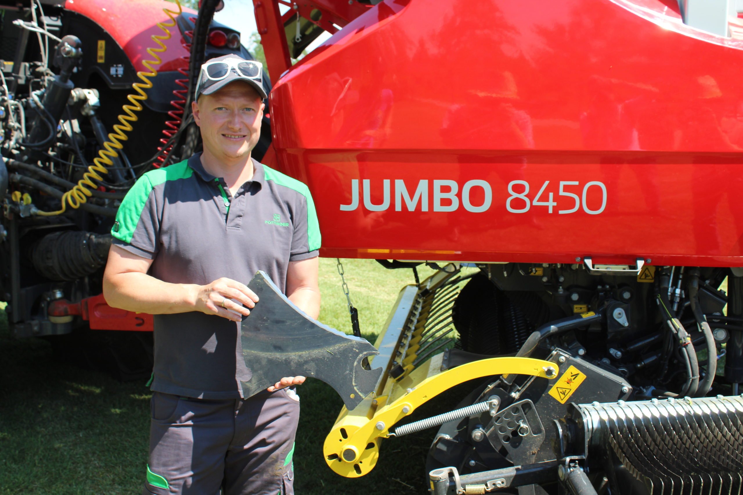 Individual knives can easily be removed from a JUMBO 8000 forage wagon
