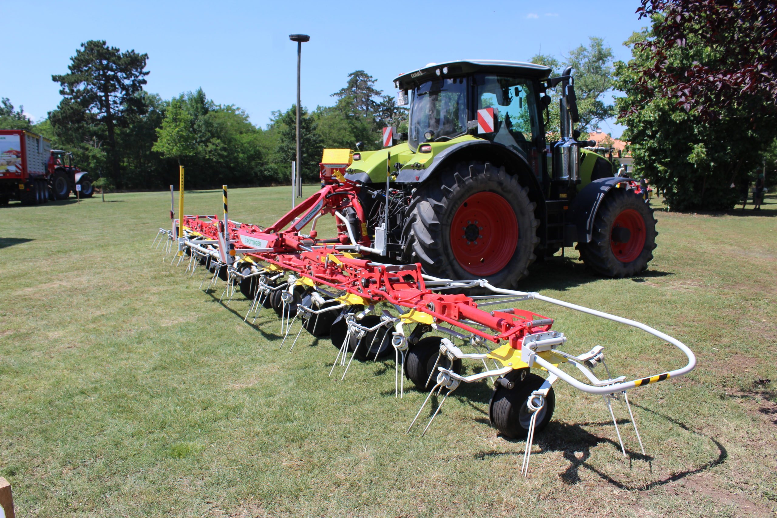 The new HIT V 11100 tedder
