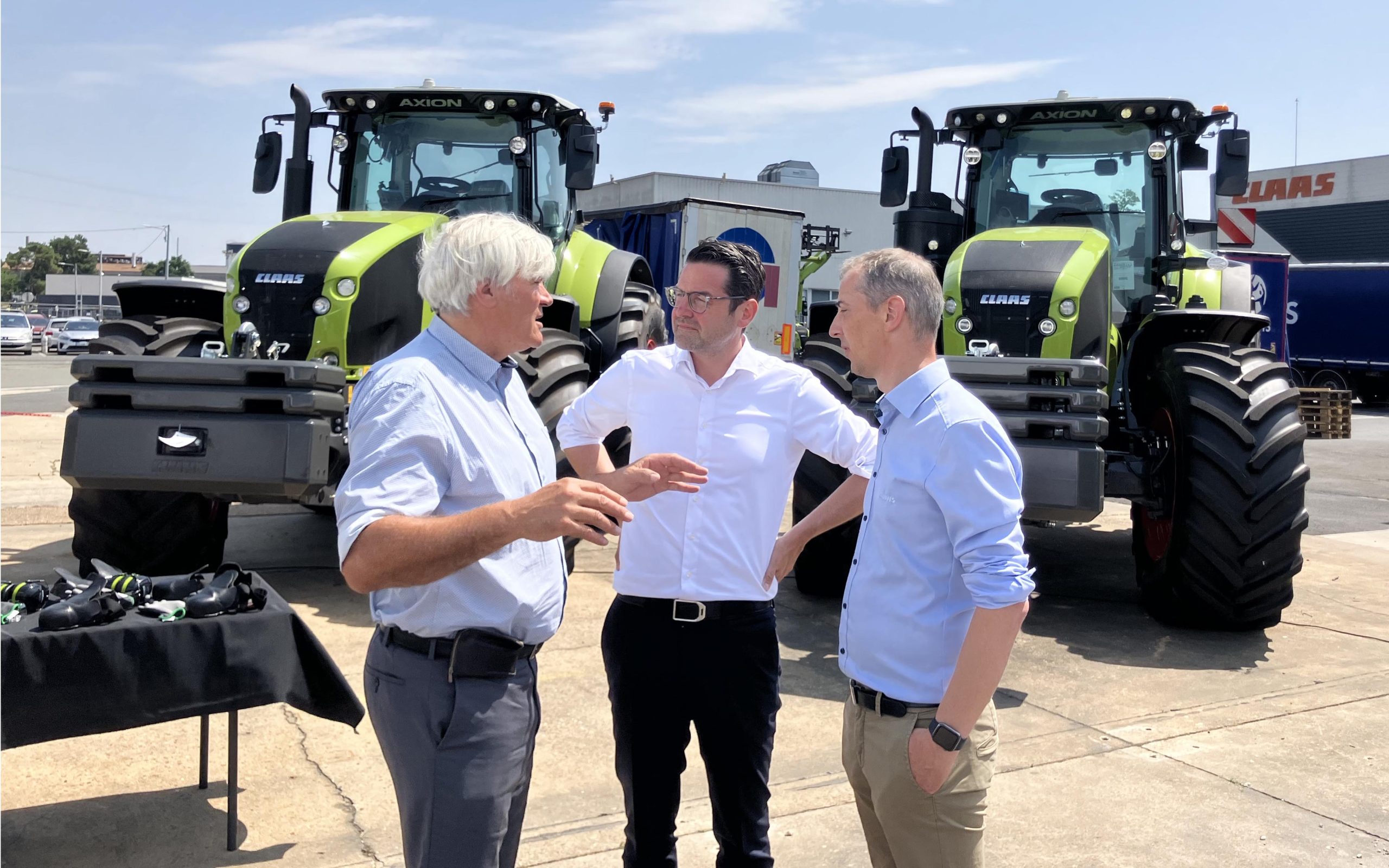 (l-r) Stéphane Le Foll, mayor of Le Mans; Thomas Spiering, chief operating officer (COO), Claas; and Etienne Bourasseau, Le Mans site manager, Claas