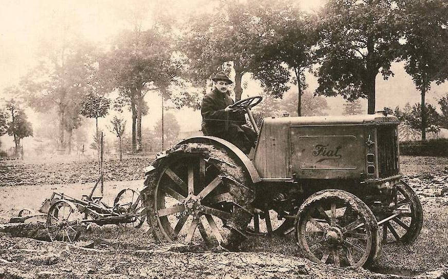 The original Fiat 702 of 1917 has the square bonnet and badge replicated in the Il Trattori Source: Trekkerweb