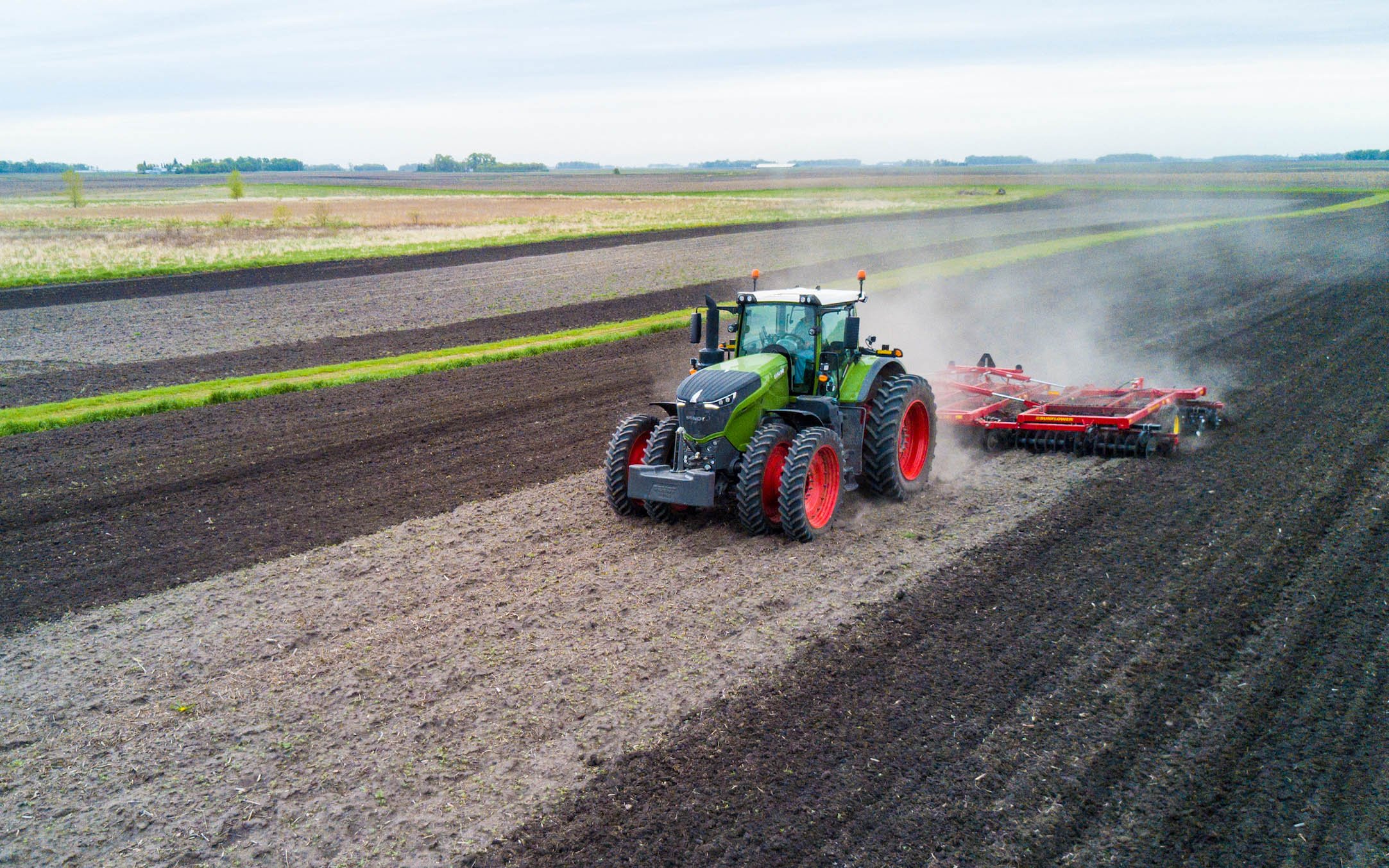 The engines and transmissions of the Fendt 1000 series are mapped to provide the required torque at the lowest rpm