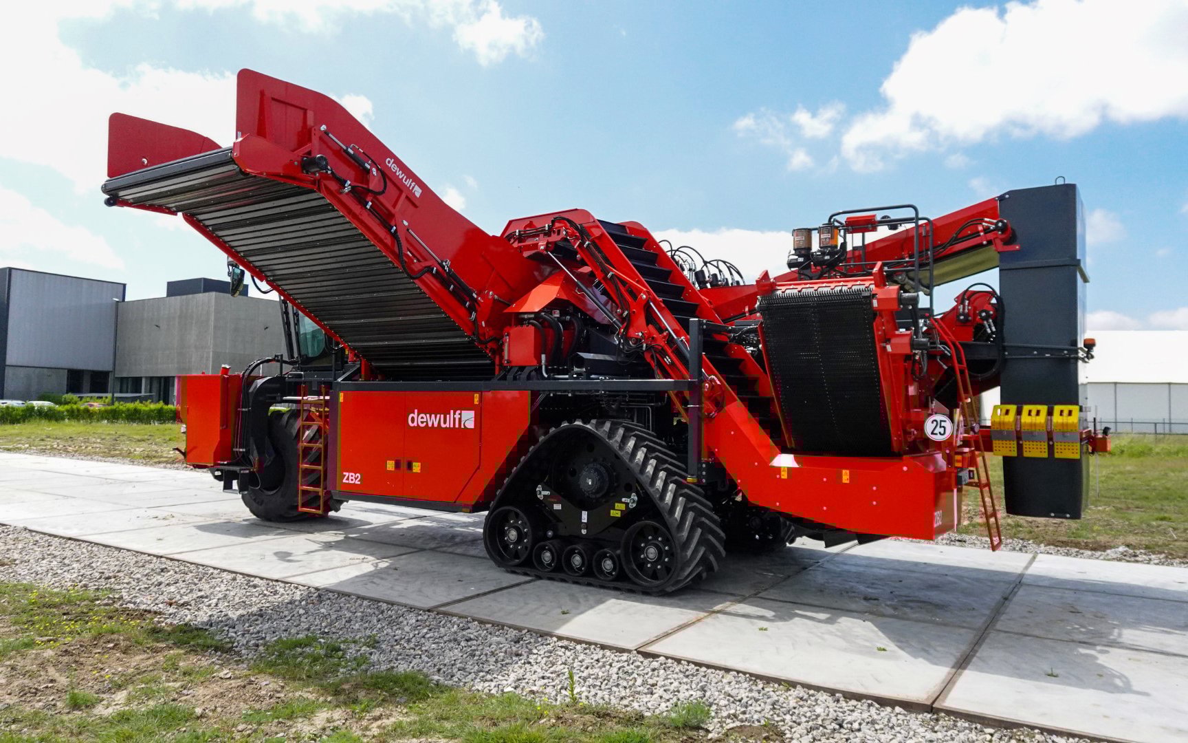 The latest ZB2 from Dewulf can run on either wheels or tracks at the rear, which are said to be easily interchangeable