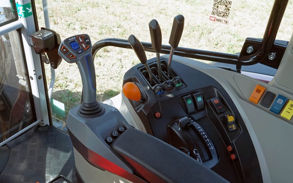 The Dyna 4 gear shift button are located on the top of the joystick