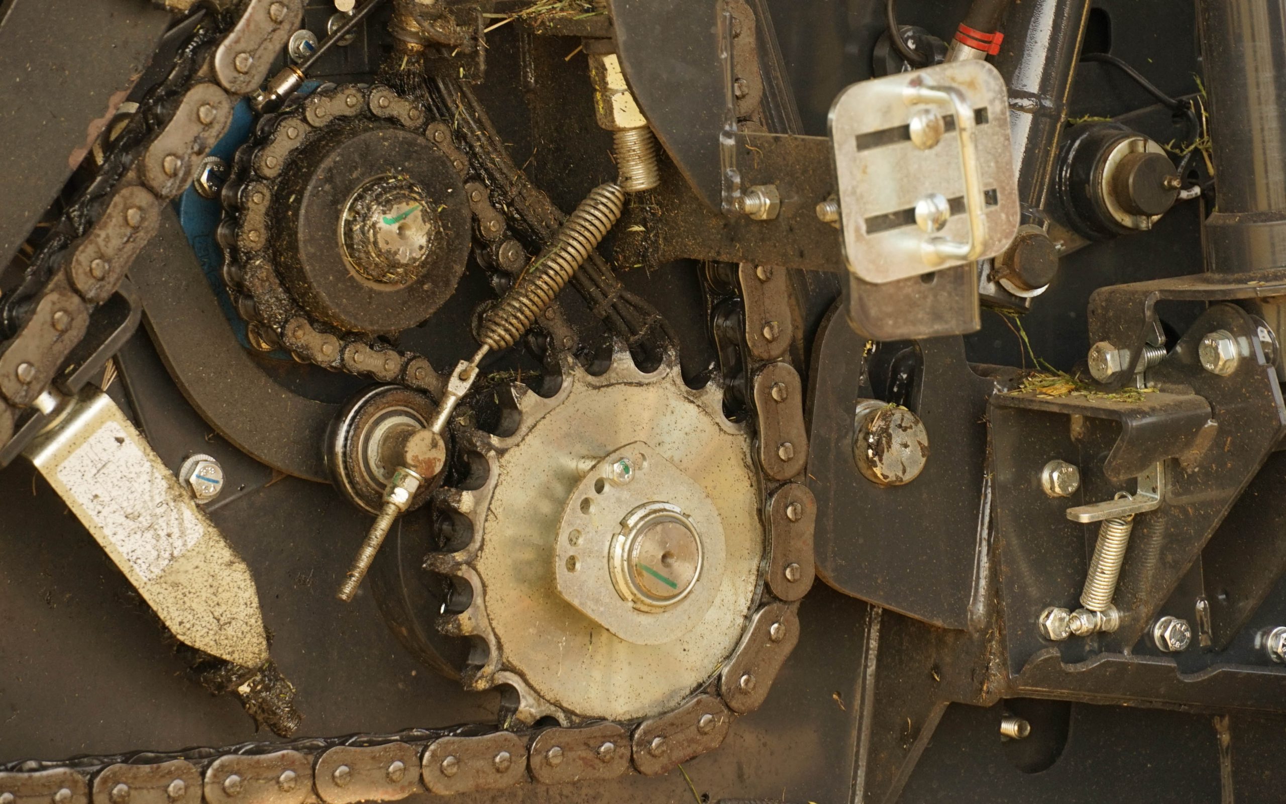 Kverneland engineers have enlarged the sprockets and straightened out the chain drive to increase efficiency and reduce wear