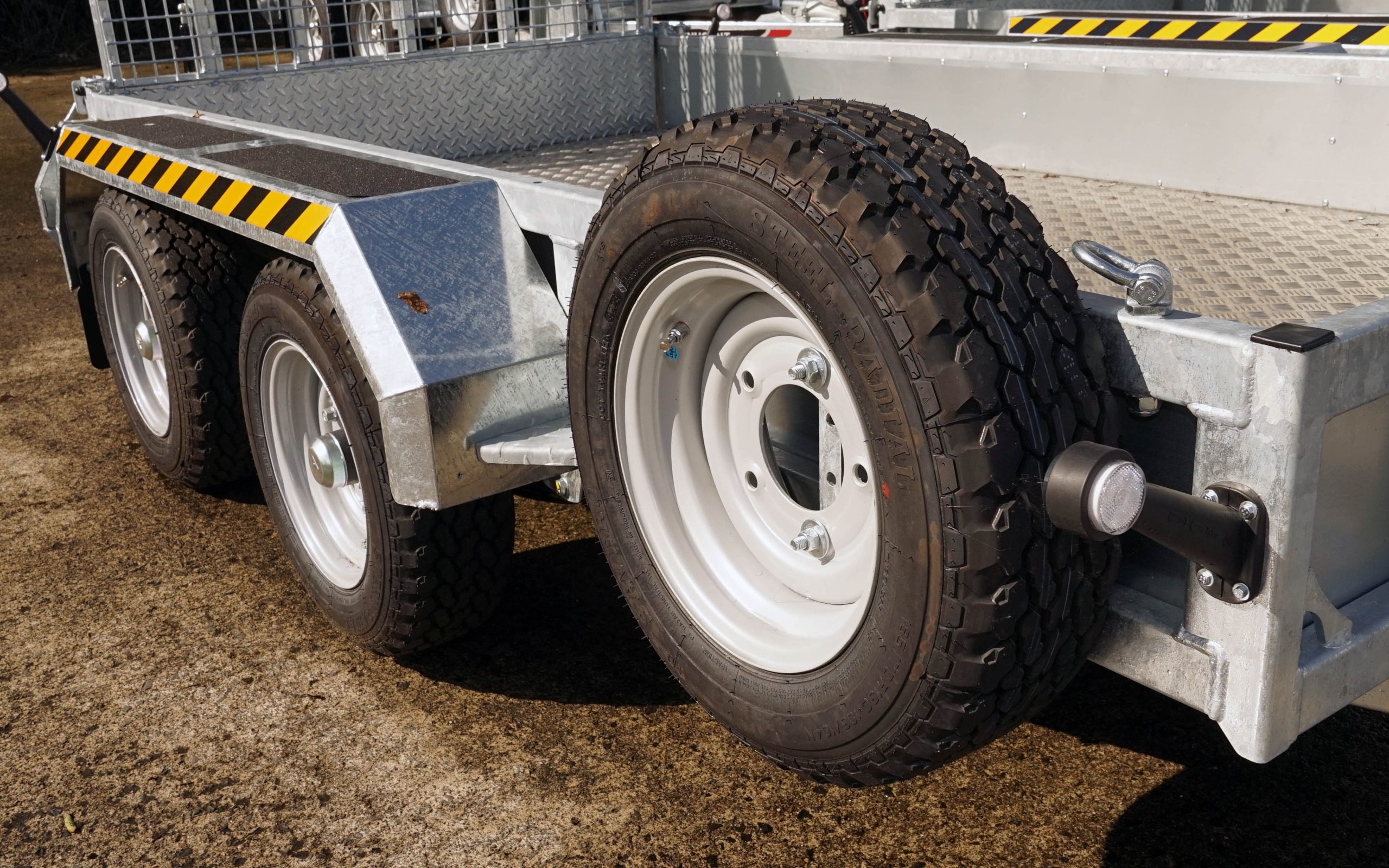A spare tyre comes as standard on the commercial trailers, along with steel mudguards on the plant trailers
