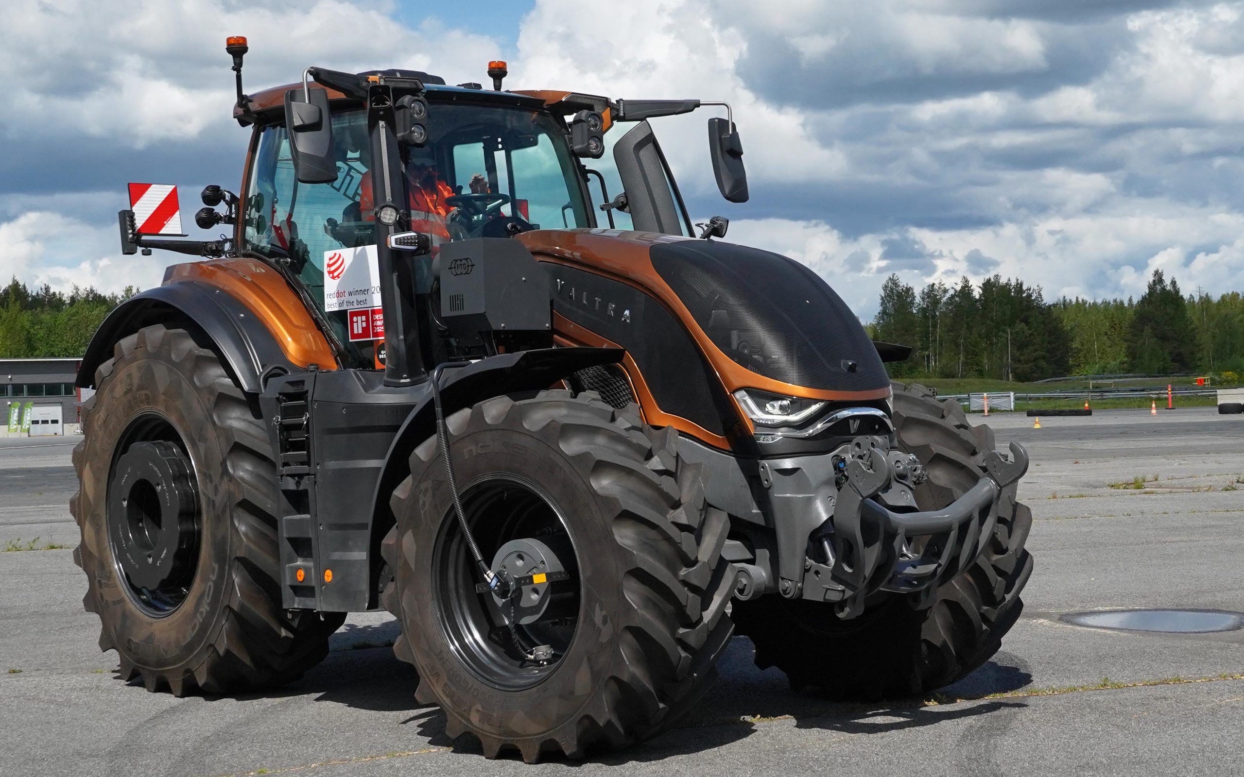 A central tyre inflation system as fitted here can reduce wheel slip by 15-20%, according to Valtra