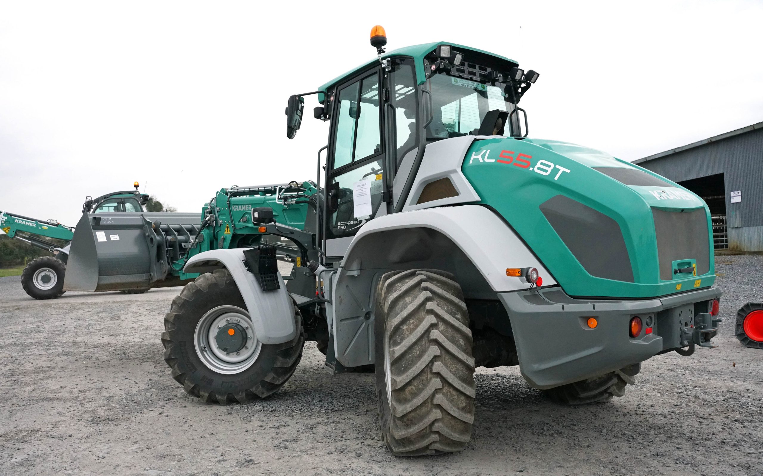 The KL55.8T retains the connection with Deutz, being powered by a 136hp engine from the company
