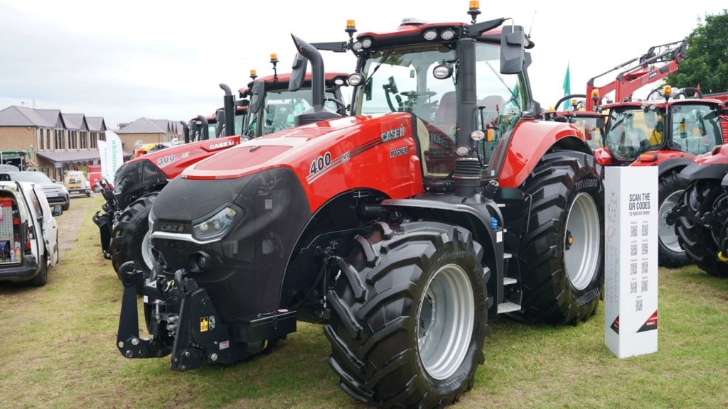 Somewhat reminiscent of International's famous droopsnoot 88 series models of the 1980s, the Magnam 400 is the largest in the company's range of conventional tractors