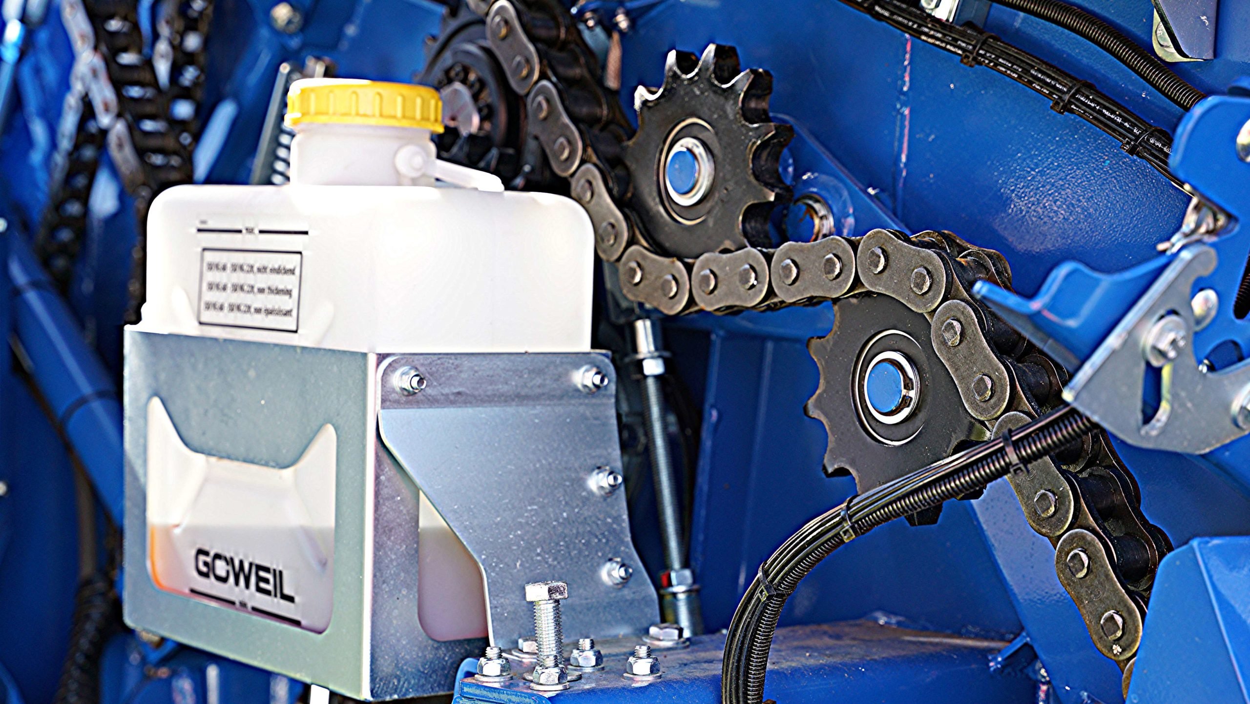 Heavy duty chains and 20L oil tank mark the Goweil balers as sturdy contenders in the baler market