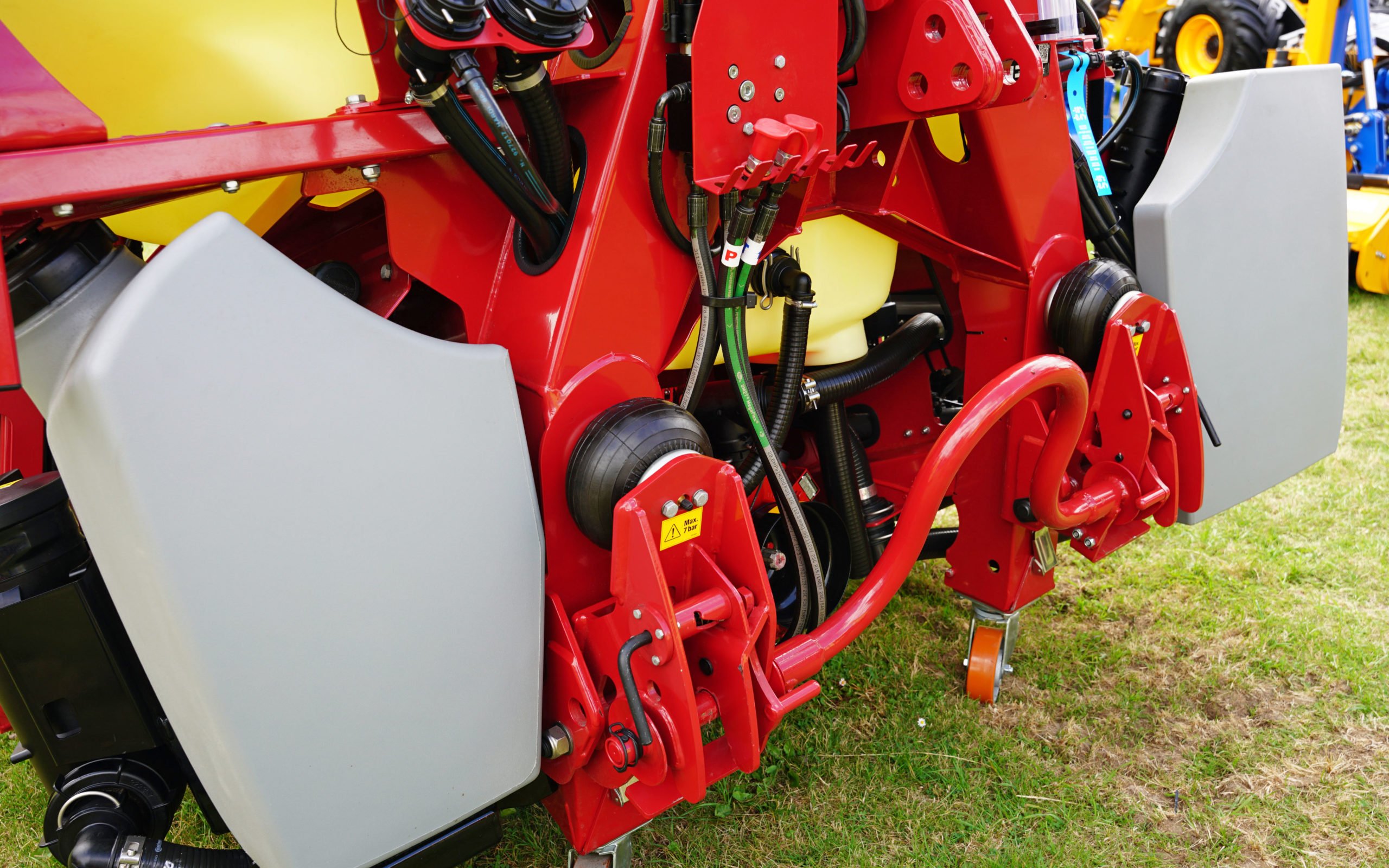 Air cushions soften the shocks from a sprayer carrying up to 2t of water