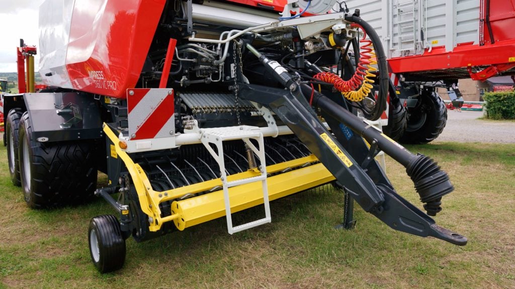 Pottinger has retained the cam-track-type pick-up reel which easier on the tines