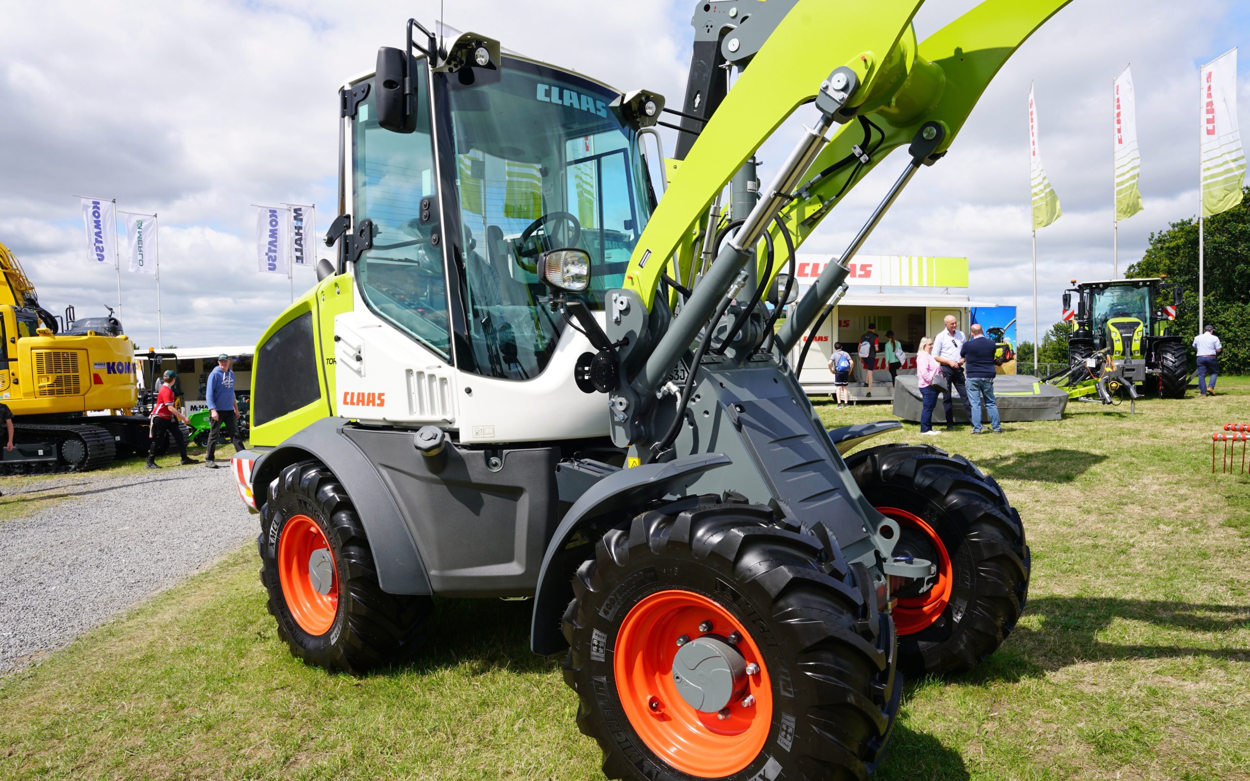 The Claas Sinus range is semi articulated with steering rear wheels