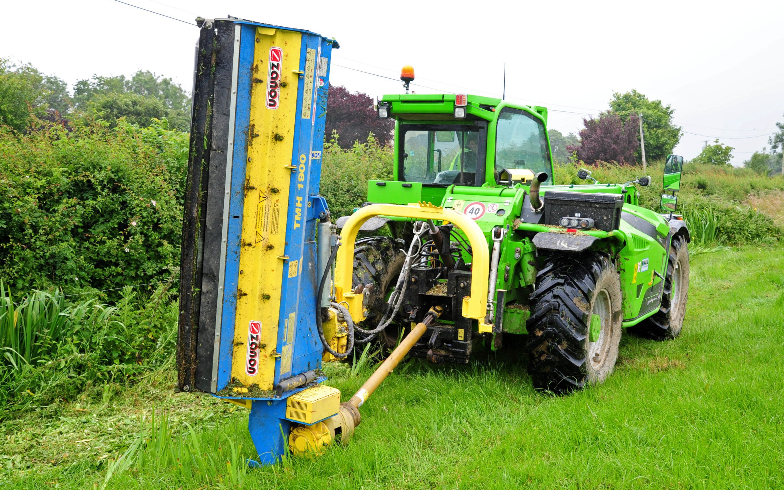 The Zanon Mulcher can be used vertically an horizontally for verge and hedge trimming