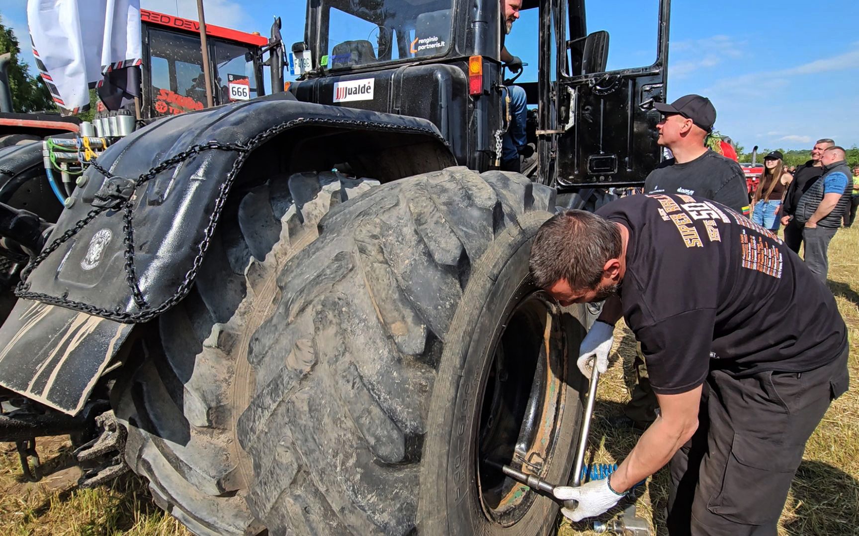 Pit stop tools and facilities were less delicate than those found in most motor sports