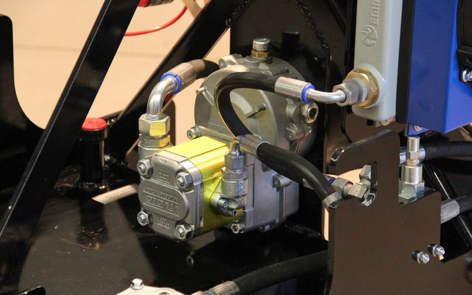 The 25L/min gear pumps sits on top of the reservoir and is driven by the PTO
