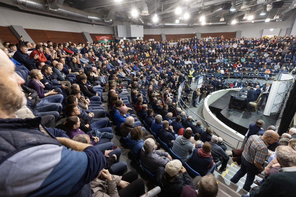 Over 2,000 farmers assembled in Corrin Mart in Fermoy for the IFA National nitrates derogation meeting. Image source: Finbarr O'Rourke