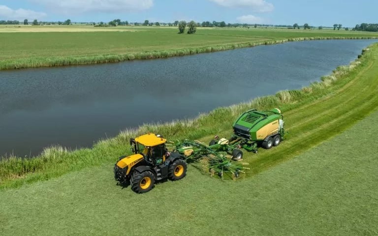 Steering of the combination is automatically assisted