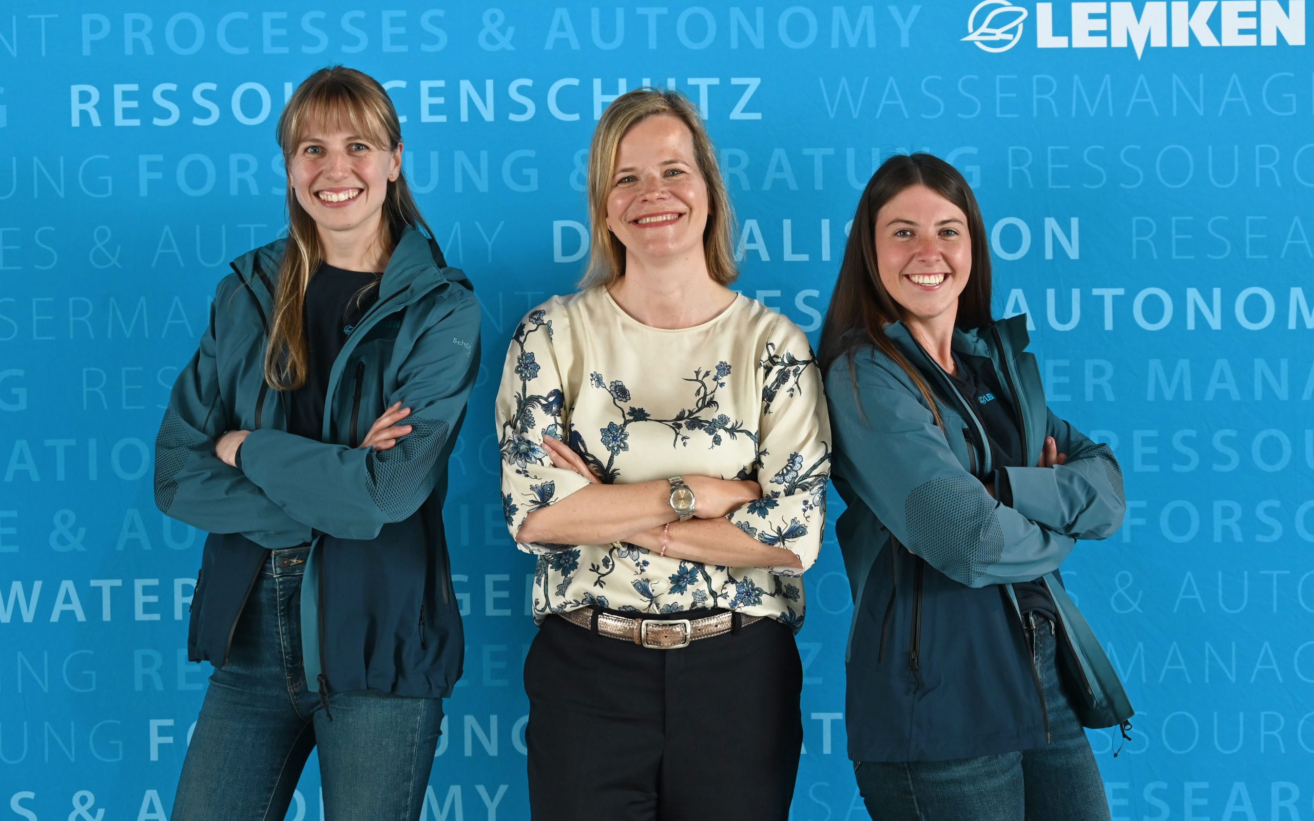 Presenting the videos are two young farmers, Freya Fliege (l) and Christiane Fuchs (r) with Nicola Lemken in centre