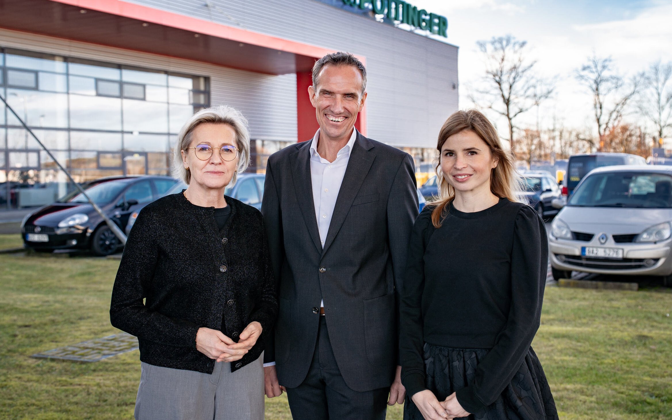 (l-r) Jindra Susolová; head of Production &amp; Material Logistics, Jörg Lechner; and new plant manager, Monika Susolová