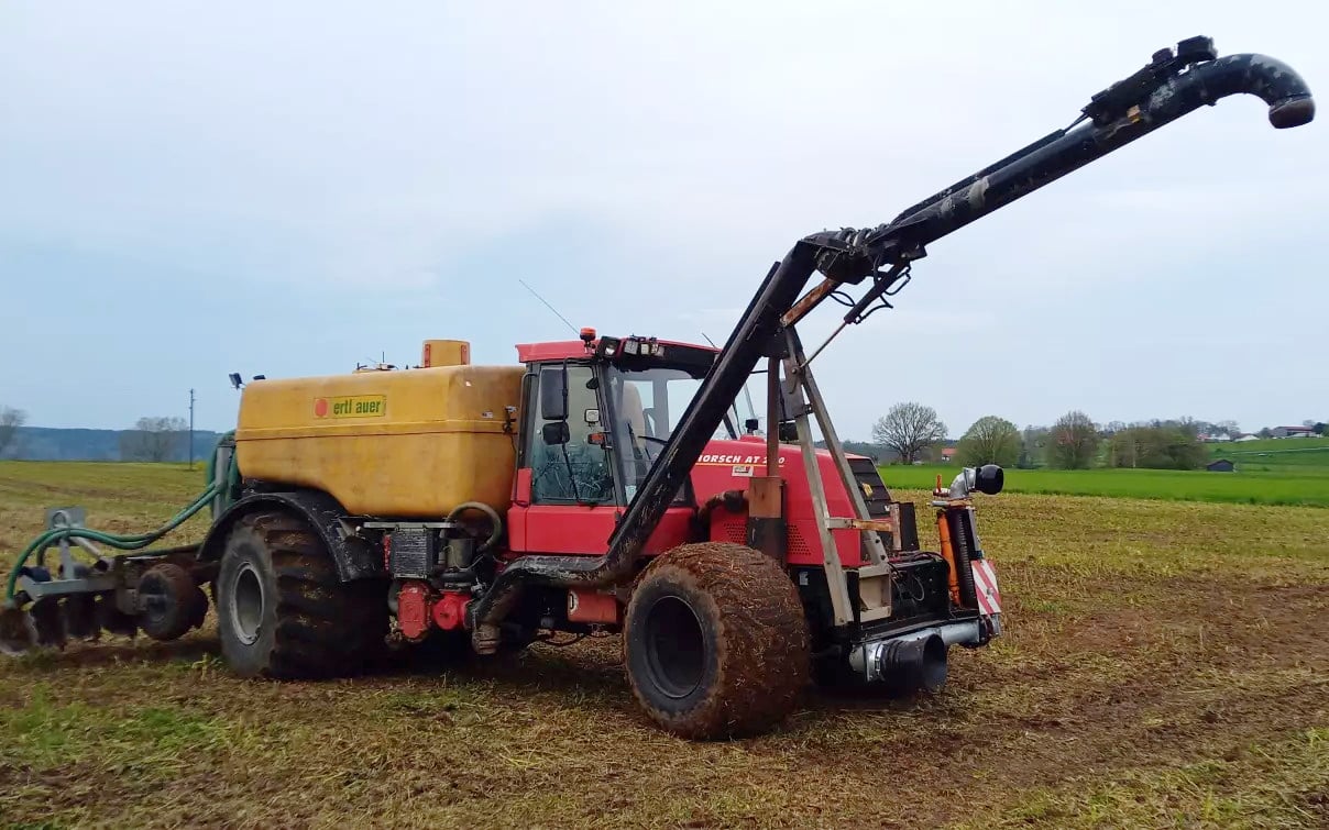 The JCB Fastrac-based AP200. Note the steering rear axle. Source: Technikboerse