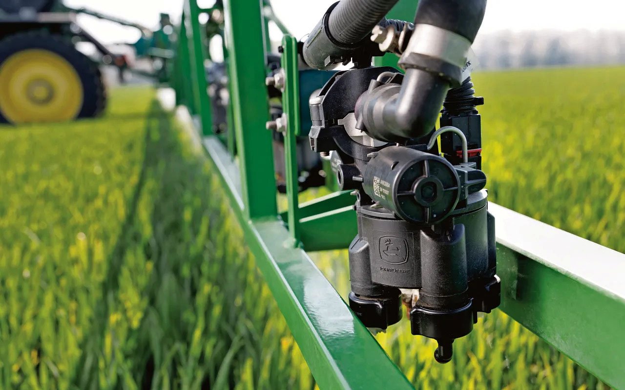 Three different spray management systems ensure accuracy of application