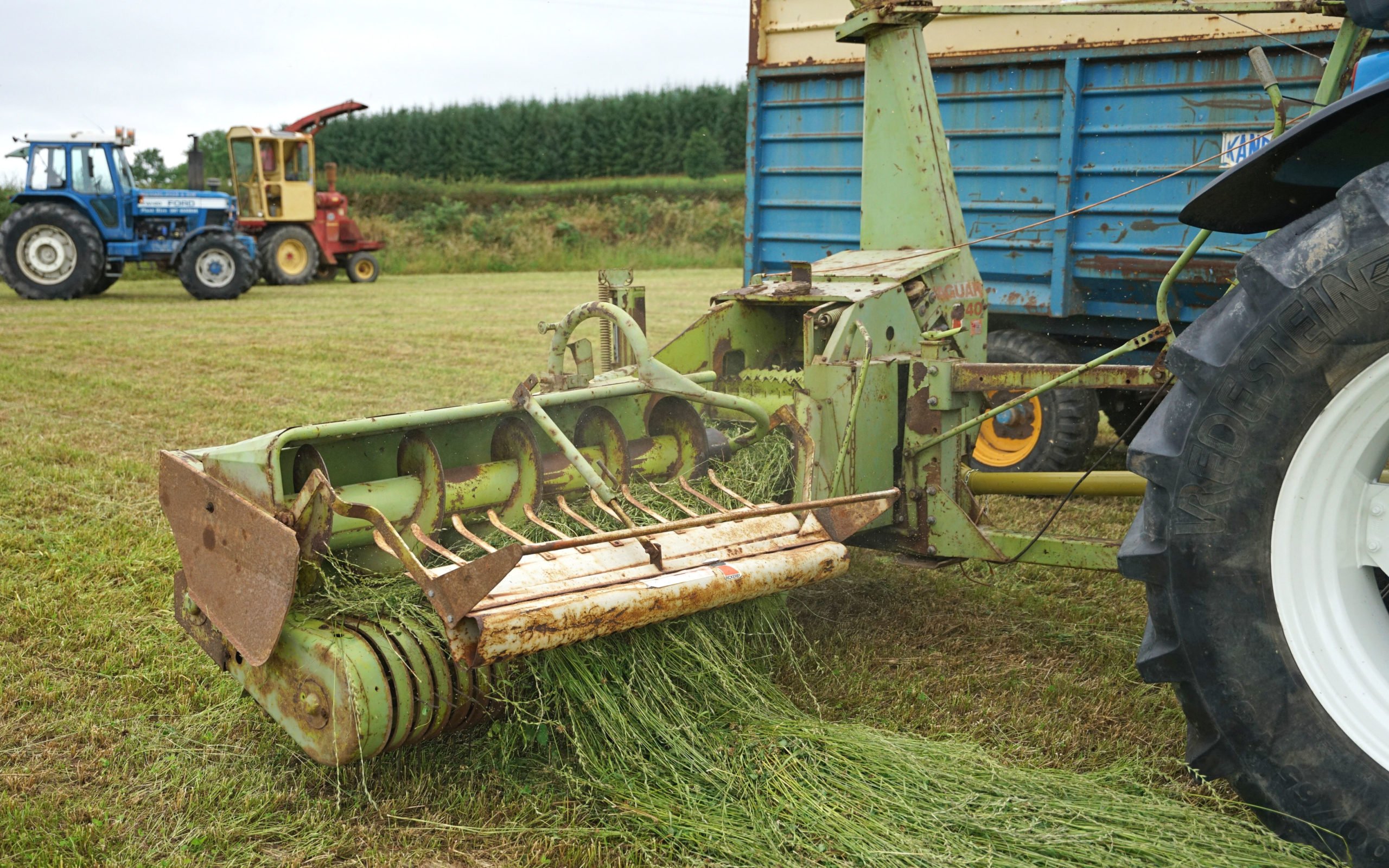 The Claas 40 harvester uses a conventional pick-up reel and auger to load the chopping drum positioned on the longitudinal axis of the machine