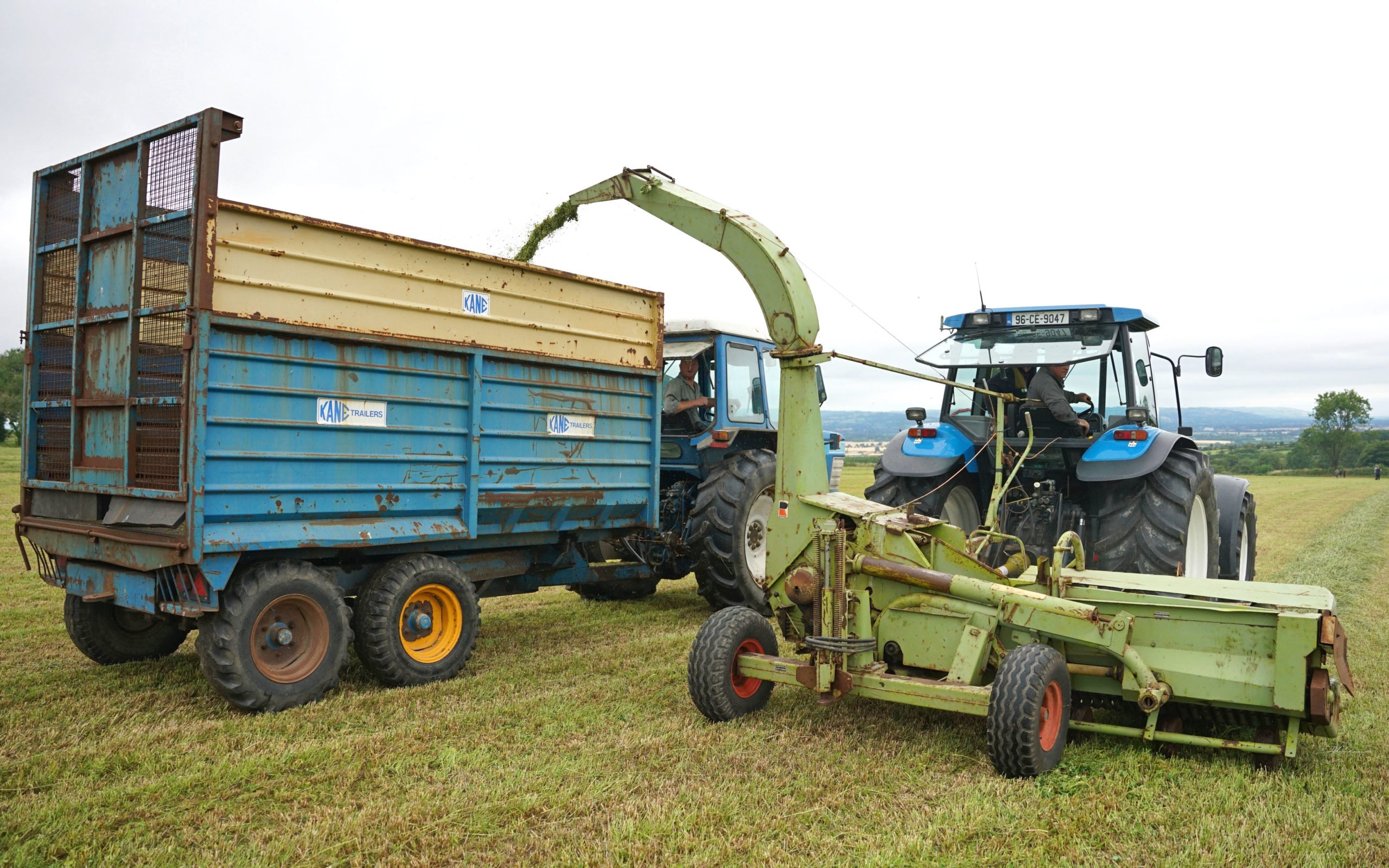 The large ram for lifting the reel vertically for transport is located on the rear of the machine. The PTO for a forage wagon is situated just to the right of the hydraulic hitch