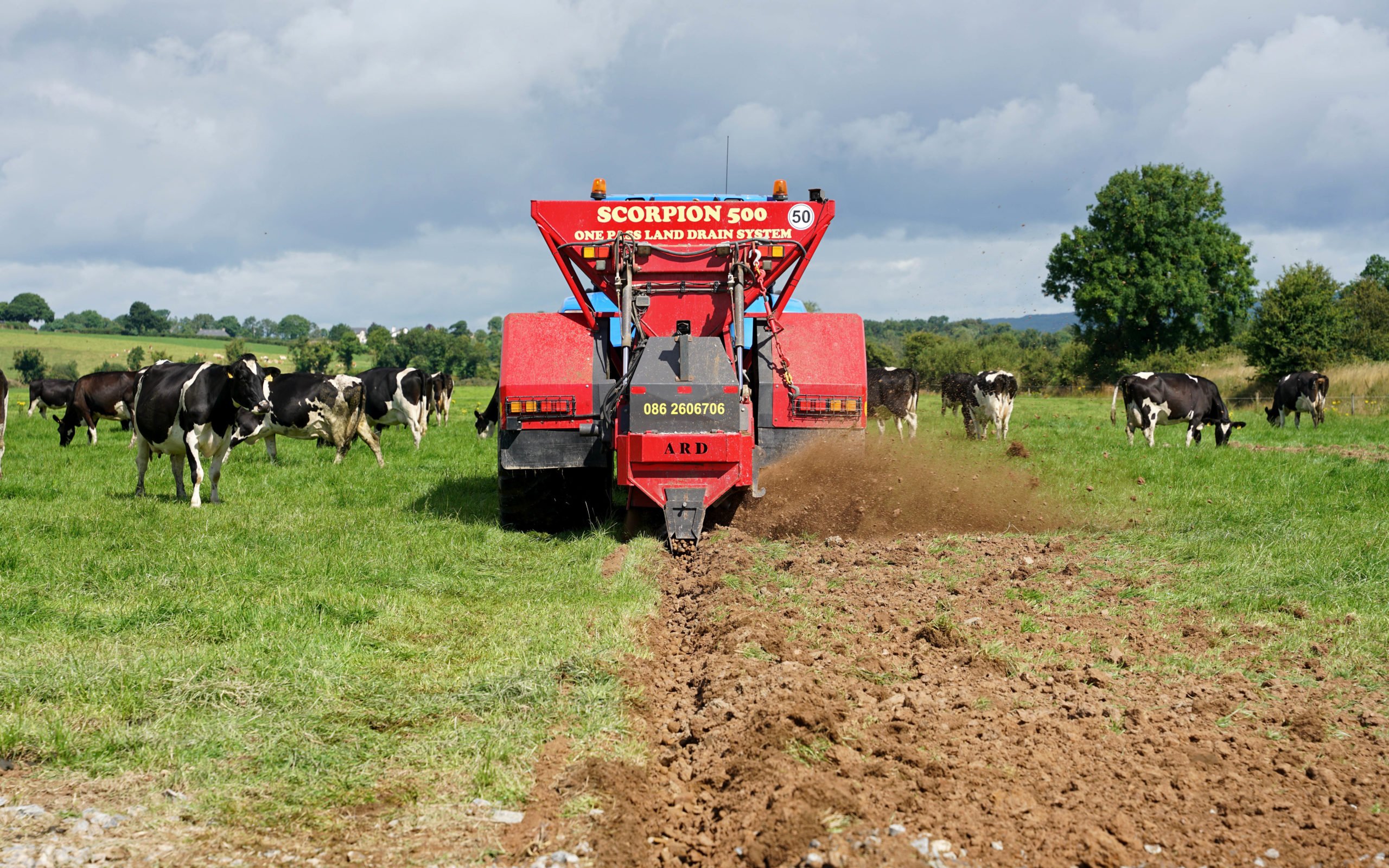Knocking the soil to the right as it comes to the surface is a key element of the drainage method