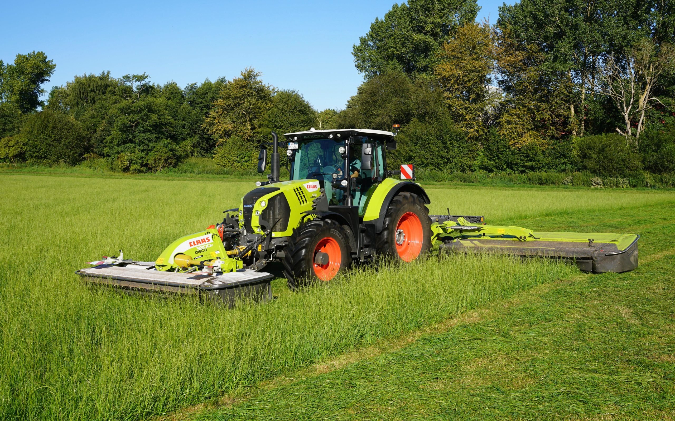 The new 9.9m mowers were mounted on a 155hp Arion 550, a somewhat optimistic combination for Irish conditions