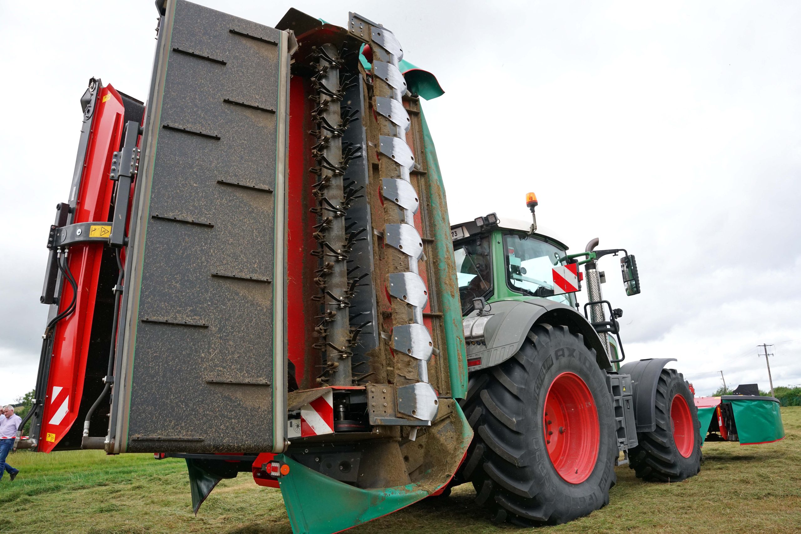 The mower, without groupers, weighs 2,580kg