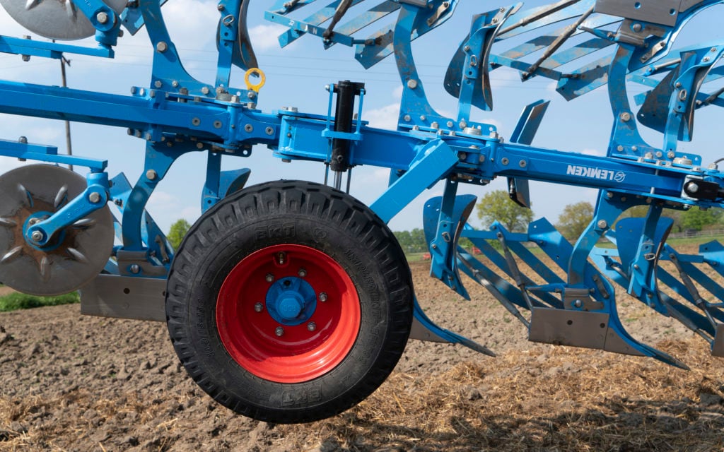 All Juwel mounted ploughs come with a new pendulum wheel