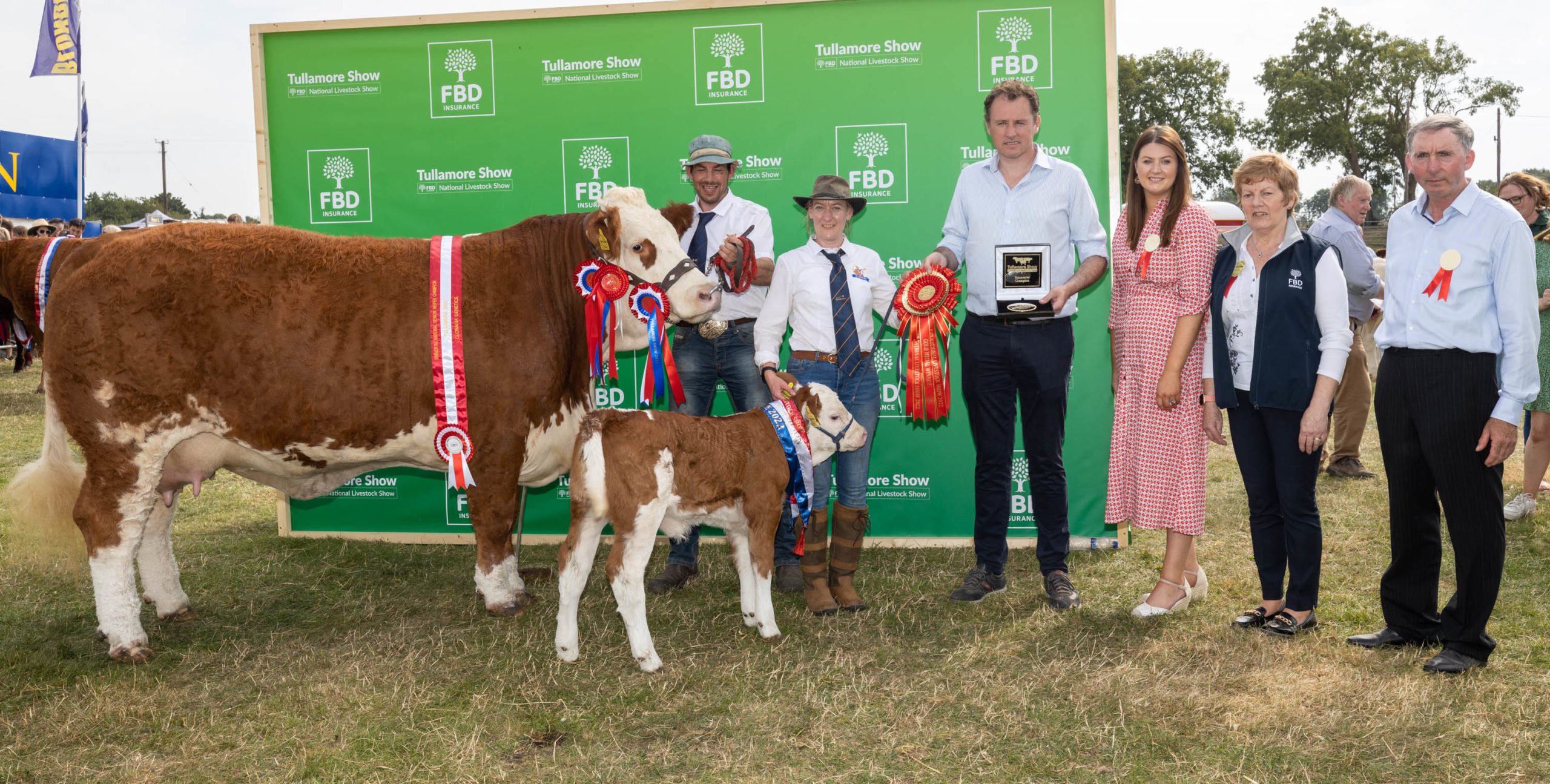 Garrett and Lyndsey Behan, Ballyfin, Co. Laois with the Champion Simmental are presented with their awards by Minister for Agriculture, Food and the Marine Charlie McConalogue; Tullamore Show secretary Chelsey Cox McDonald; and chairperson Joe Molloy. Image source: Alf Harvey