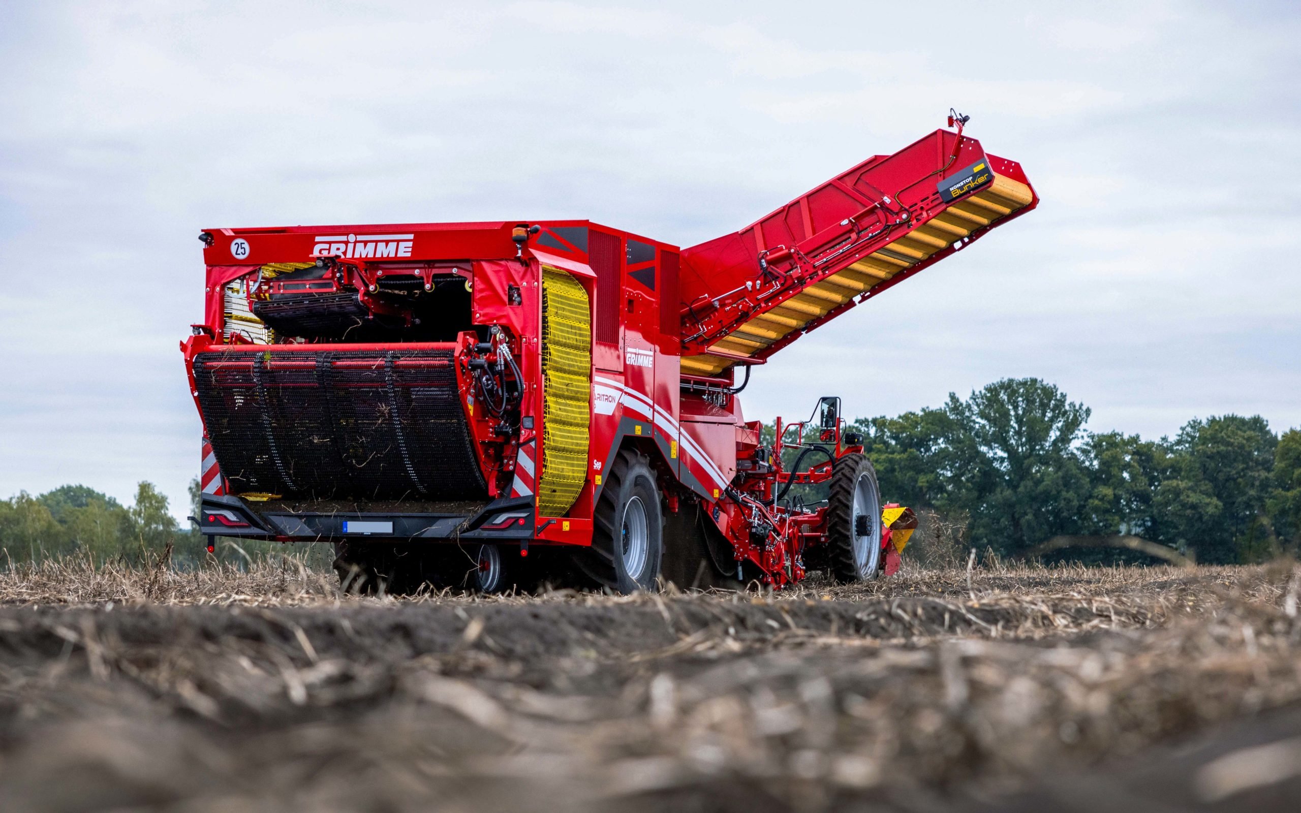 The new Varitron 470 has a 460hp engine and can be supplied with wheels or tracks
