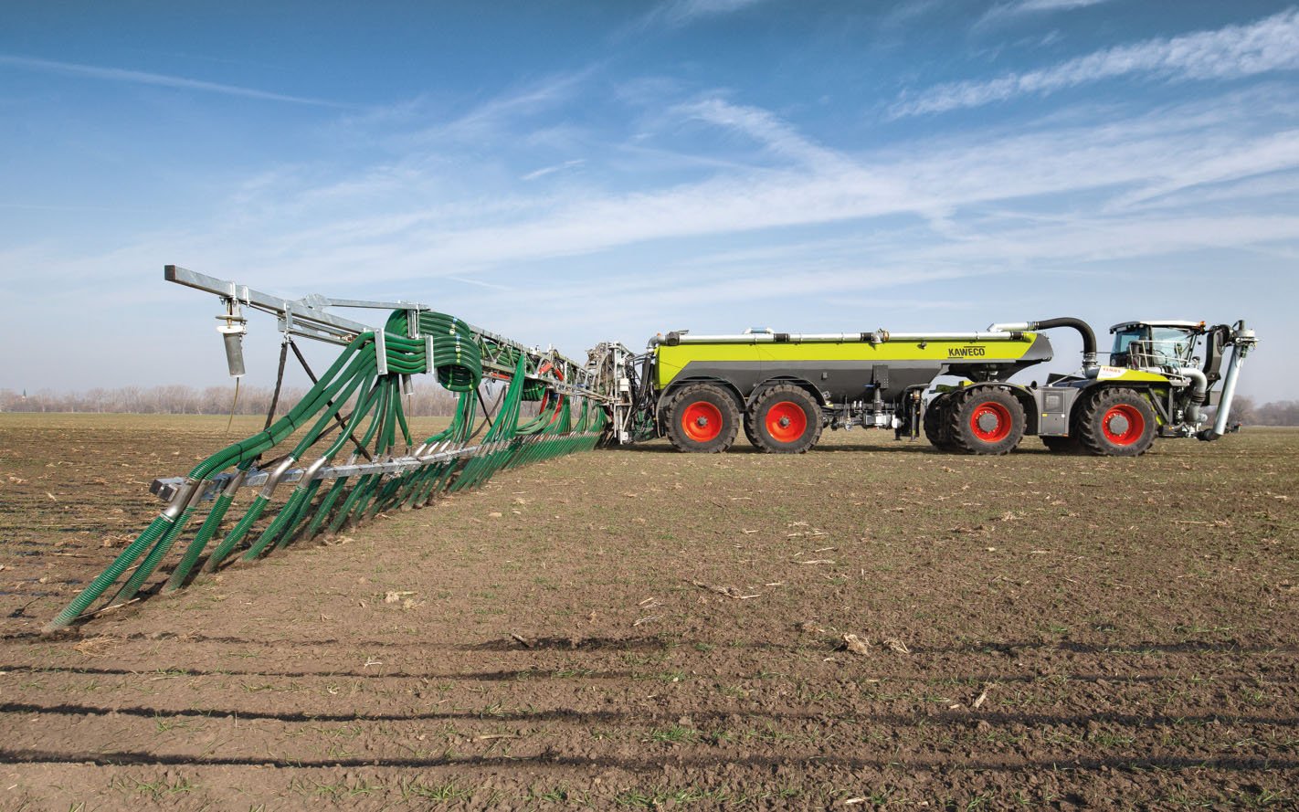 Placing the cab over the engine allowed the Xerion to carry a larger tank or move the hitch point forward for larger trailers